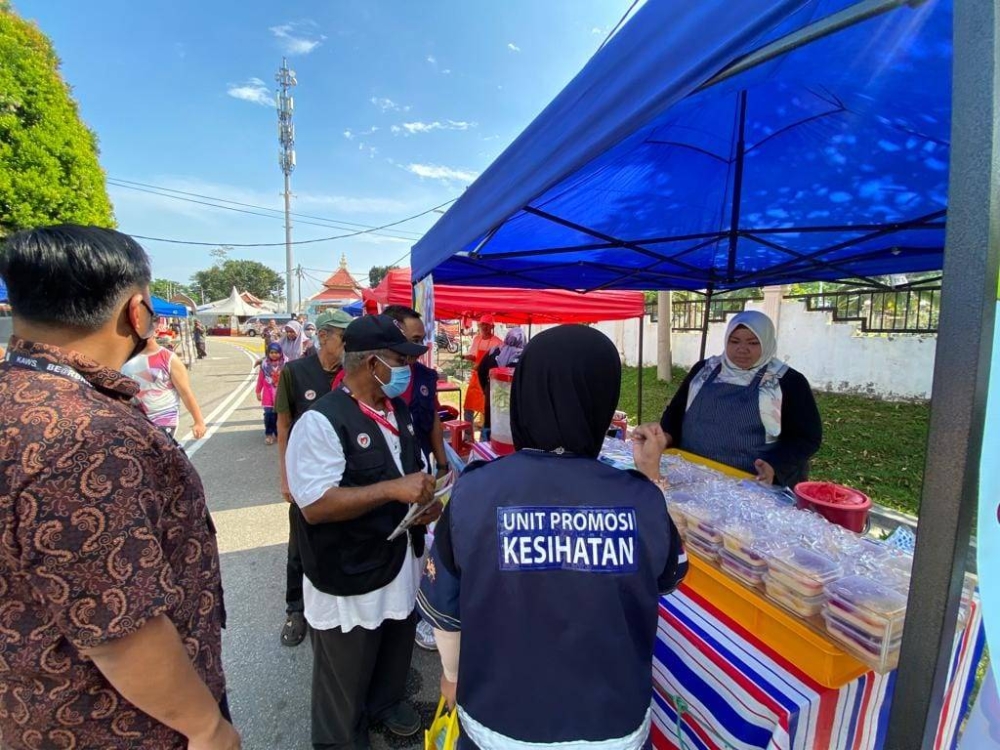 Kakitangan JKN Melaka ketika membuat tinjauan di Bazar Ramadan Peringgit di sini pada Khamis. - Foto Facebook JKN melaka