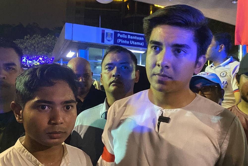 Syed Saddiq (kanan) semasa sidang media.