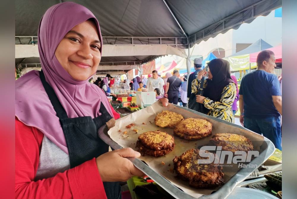 Yang Zaharah menjual dadar telur ikan loma di bazar Ramadan Medan Gopeng sejak 22 tahun lalu.