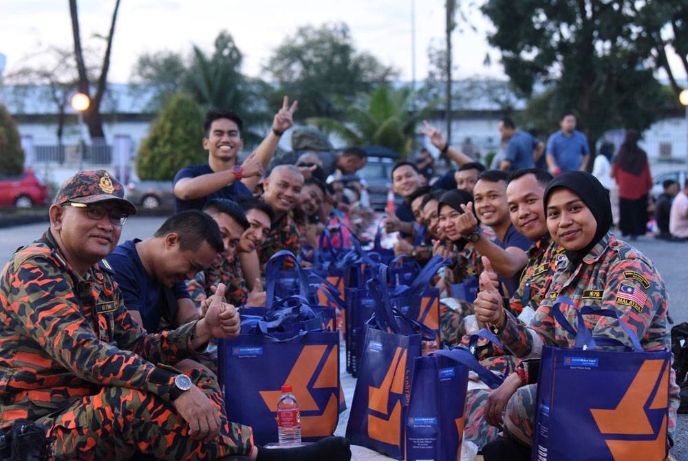 Sebahagian anggota bomba yang menyertai Iftar Ala Madinah @Karangkraf.