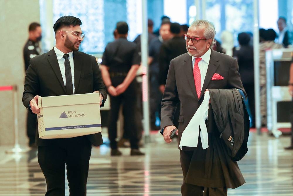 Peguam Tan Sri Muhammad Shafee Abdullah (kanan), yang mewakili bekas Perdana Menteri, Datuk Seri Najib Tun Razak tiba di Mahkamah Persekutuan. - Foto Bernama