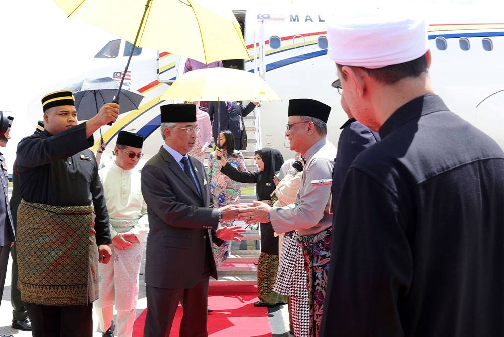 Yang di-Pertuan Agong Al-Sultan Abdullah Ri&#039;ayatuddin Al-Mustafa Billah Shah dan Raja Permaisuri Agong Tunku Azizah Aminah tiba di Labuan. - Foto Bernama.