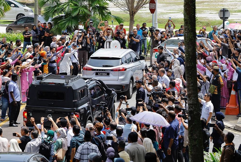 Bekas Perdana Menteri Datuk Seri Najib Tun Razak keluar dari Istana Kehakiman dengan menaiki kenderaan Jabatan Penjara Malaysia. - Foto Bernama.