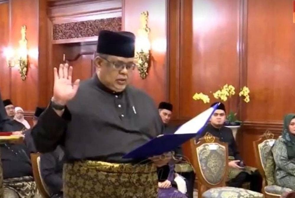 Ab Rauf mengangkat sumpah Ketua Menteri Melaka ke-13 di Dewan Sri Utama Pejabat Tuan Yang Terutama Yang di-Pertua Negeri Melaka di Ayer Keroh, di sini, pada Jumaat.