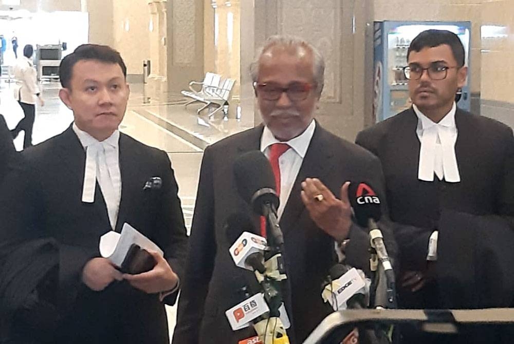 Muhammad Shafee (tengah) pada sidang akhbar di pekarangan Mahkamah Persekutuan Putrajaya pada Jumaat.