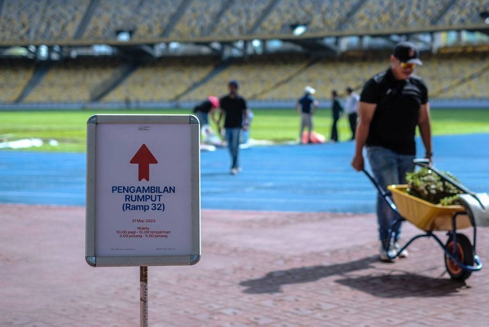 Notis pemberitahuan yang membolehkan orang ramai mengambil rumput padang Stadium Nasional Bukit Jalil yang dibuka sehingga petang Jumaat sebelum kerja-kerja memasang rumput baharu jenis Zeon Zoysia bagi menggantikan rumput Cow Grass di padang tersebut.- Foto: Bernama