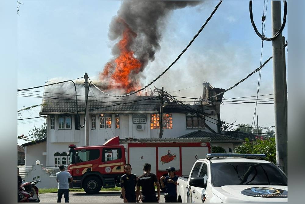 Tiga penghuni terselamat selepas sebuah banglo terbakar dalam kejadian di Taman Dinding, Ayer Tawar pada Jumaat. - Foto ihsan Bomba Perak