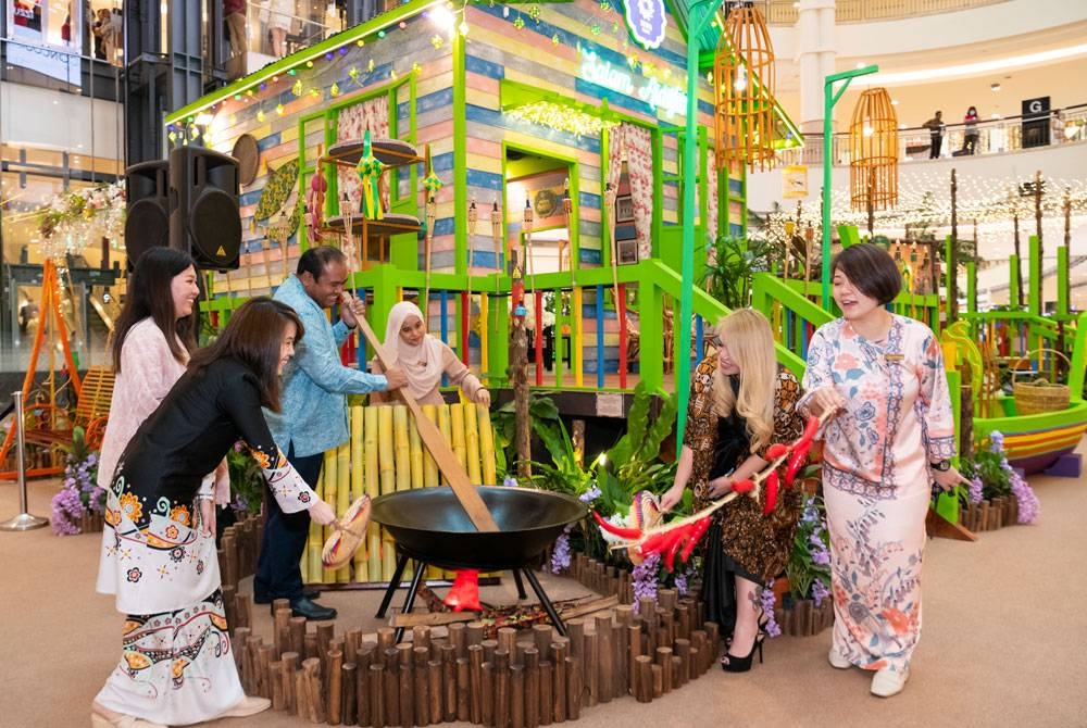 Pengunjung dapat mengimbau suasana Aidilfitri berinspirasikan perkampungan nelayan di pantai timur di Suria KLCC.