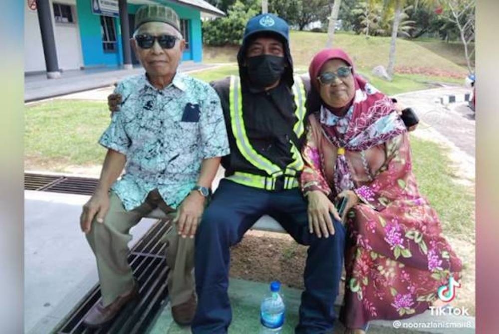 Noorazlan (tengah) nekad berjalan kaki dari Skudai, Johor Bahru ke Istana Negara di ibu negara sejak dua hari lalu. - Foto: TikTok Noorazlan Ismail