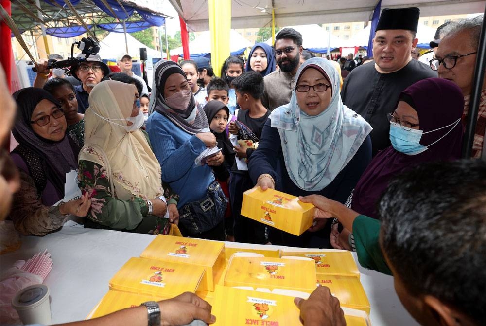 Fuziah membuat lawatan ke gerai Rahmah sebelum menyempurnakan Majlis Pelancaran Jualan Rahmah dan Majlis Iftar sempena Hari Pengguna Peringkat Wilayah Persekutuan Kuala Lumpur anjuran KPDNWPKL bersama Persatuan Penduduk PPR Batu Muda di PPR Batu Muda pada Jumaat. - Foto: Bernama