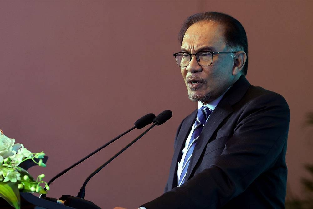 Anwar berucap pada Majlis Iftar anjuran Malaysia-China Chamber of Commerce pada Jumaat. - Foto Bernama