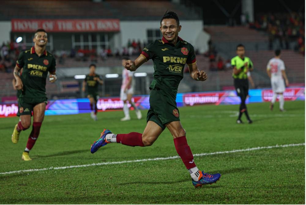 Faisal Halim meraikan jaringan selepas menyempurnakan sepakan penalti semasa perlawanan Selangor FC menentang KL City dalam aksi Liga Super di Stadium Bola Sepak Kuala Lumpur.