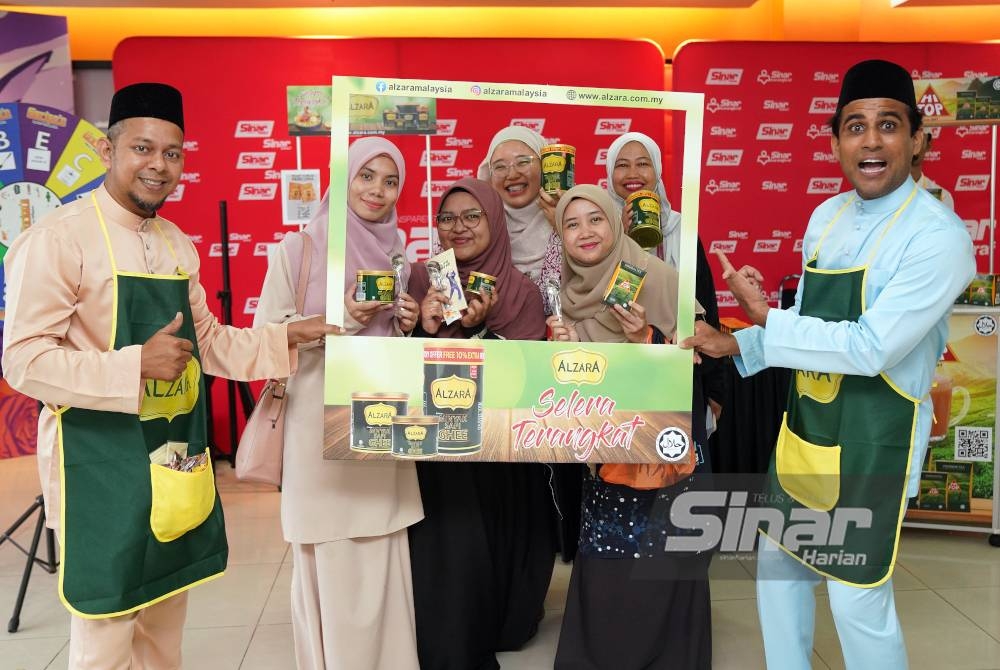 Pengunjung bergambar ketika mengunjungi gerai jualan Alzara di program Iftar Ala Madinah @Karangkraf di Kompleks Karangkraf pada Jumaat.