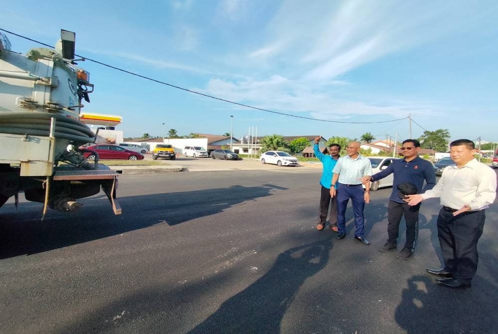 Hamdan (dua dari kanan) ditemani Sallehuddin (dua dari kiri) ketika meninjau pembukaan semula Jalan Teluk Sisek yang terbabit dalam Fasa 1 projek Pembetungan Kuantan di sini pada Sabtu.