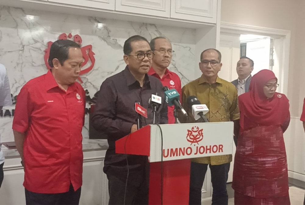 Mohamed Khaled (tengah) ketika sidang akhbar selepas
mempengerusikan mesyuarat pertama UMNO Johor bagi penggal 2023-2026 di Bangunan UMNO Johor pada Sabtu.