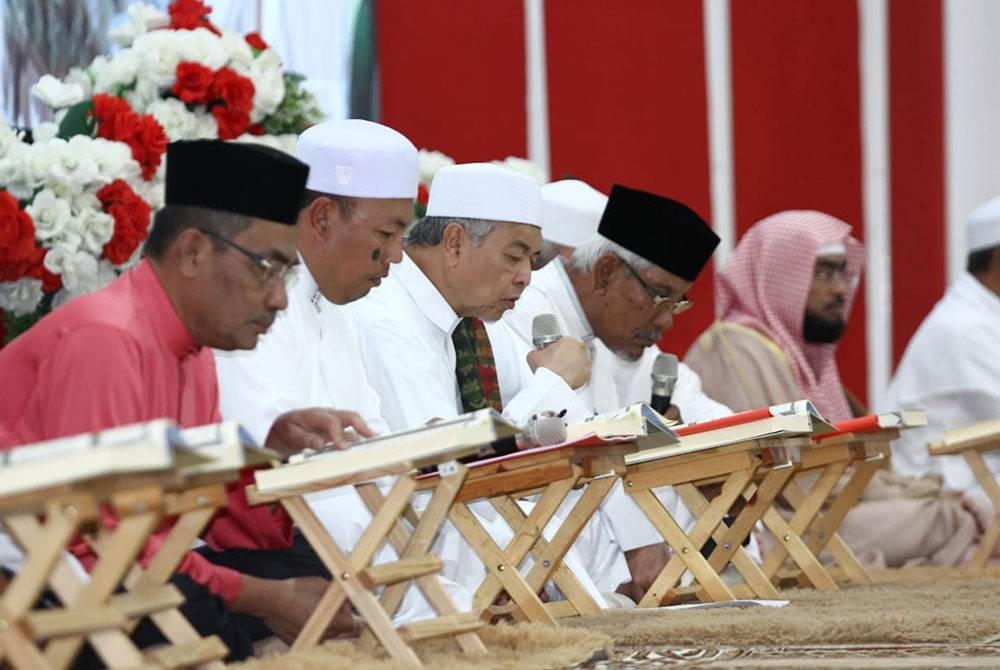 Ahmad Zahid menghadiri pada Majlis Tadarrus al-Quran Perdana sempena Ramadan di Bagan Datuk.