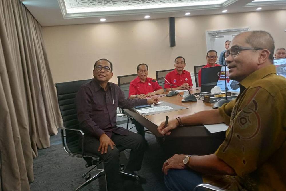 Mohamed Khaled (depan) mempengerusikan Mesyuarat UMNO Johor, di Bangunan UMNO Johor pada Sabtu.