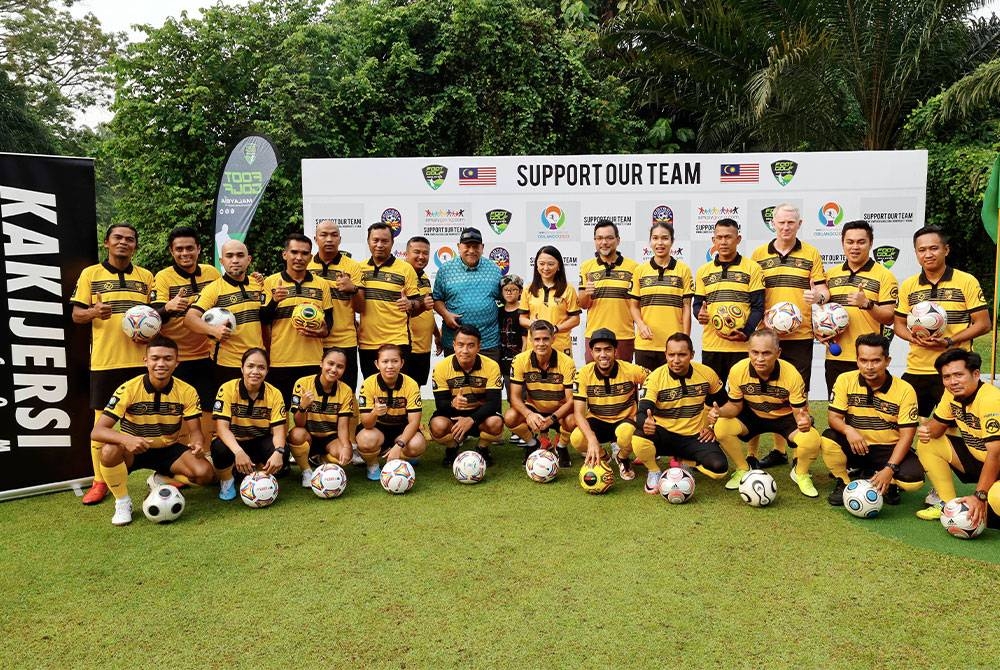 Menteri Belia dan Sukan, Hannah Yeoh (tengah) bersama pasukan Footgolf Malaysia di Kelab Golf Bukit Jelutong (BJGC) pada majlis pelancaran kempen pengumpulan dana pasukan Kebangsaan Footgolf Malaysia ke Piala Dunia Footgolf di Florida, Amerika Syarikat. - Foto Bernama