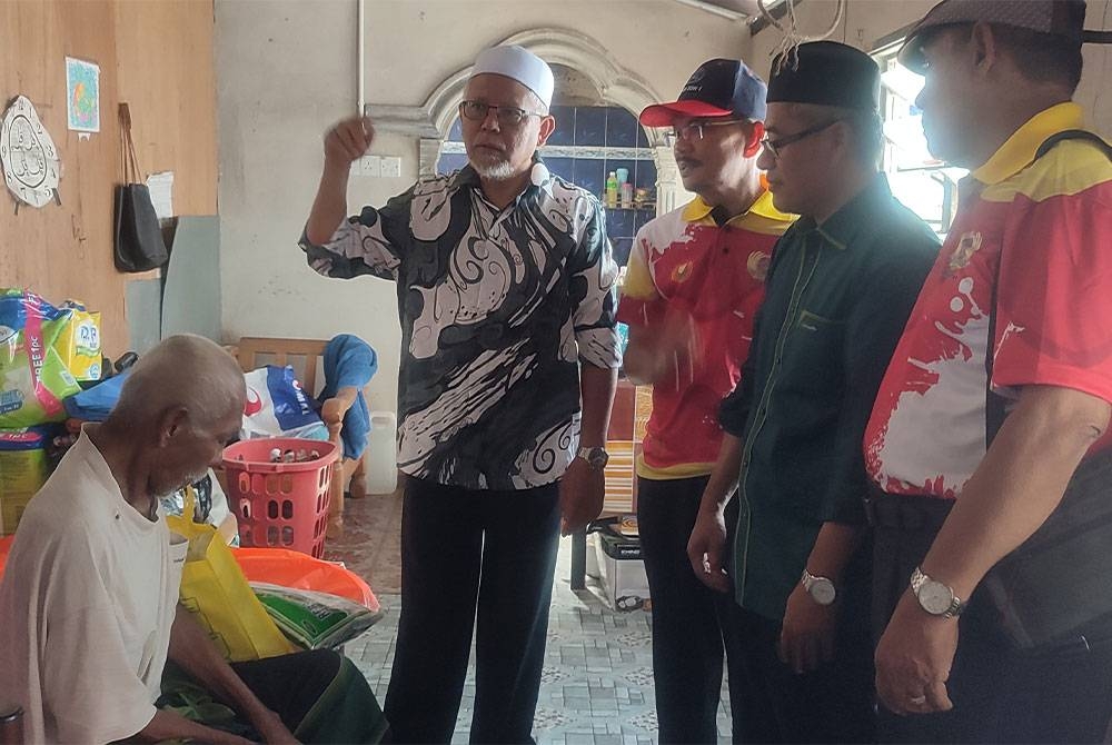 Dr Mohd Hayati (dua dari kiri) menziarahi pesakit pada Program Aktif Semarak Ramadan-Belia Bebas Dadah di Lorong 8, Kuala Kedah pada Sabtu.