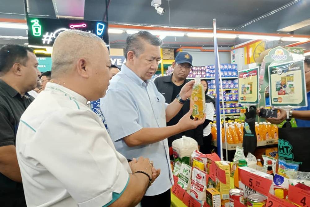 Salahuddin melakukan tinjauan harga barang keperluan asas selepas merasmikan Jualan Rahmah Pasaraya Hwa Tai di Pandan, Johor Bahru pada Sabtu.