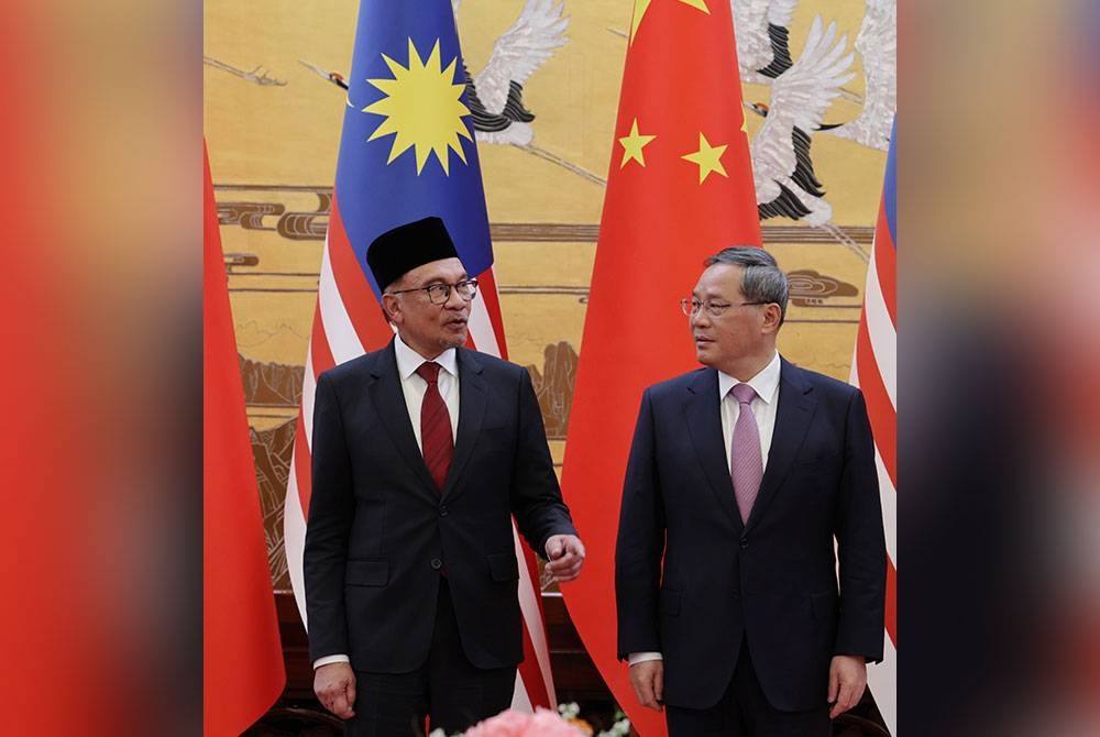 Perdana Menteri Datuk Seri Anwar Ibrahim (kiri) bersama Perdana Menteri Cina, Li Qiang pada sambutan rasmi di Great Hall of the People, pada Sabtu. - Foto Bernama