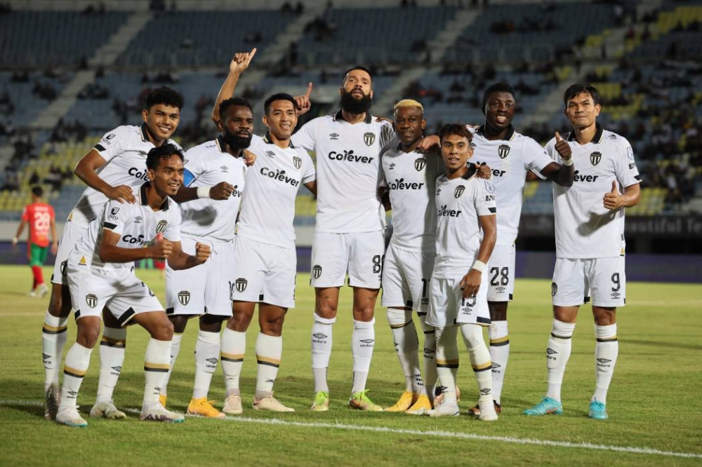 Liridon (tengah) bersama rakan-rakan sepasukan meraikan jaringannya ketika menentang Kelantan United di Stadium Sultan Mizan Zainal Abidin, Gong Badak pada Jumaat.
Foto: Bernama 