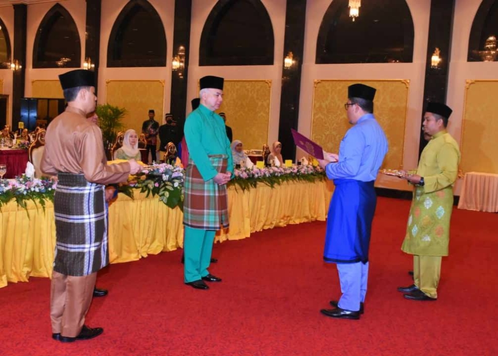 Sultan Nazrin berkenan menerima zakat perniagaan berjumlah RM1.64 juta daripada lima syarikat korporat di Istana Iskandariah, Kuala Kangsar pada Sabtu.