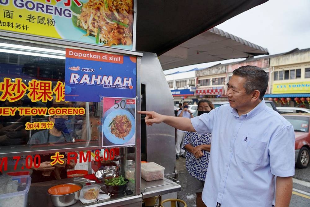 Salahuddin melancarkan Menu Rahmah Non halal yang pertama peringkat negeri Johor di Taman Johor Jaya, Johor Bahru, pada Sabtu.