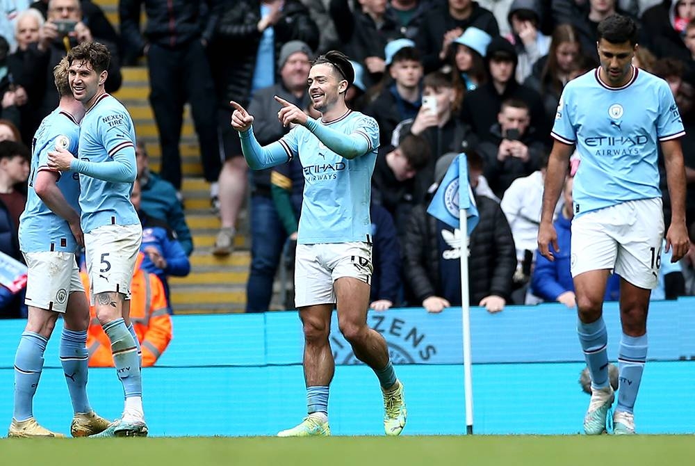 Grealish (tengah) meraikan jaringannnya di Stadium Etihad sebentar tadi. - Foto EPA