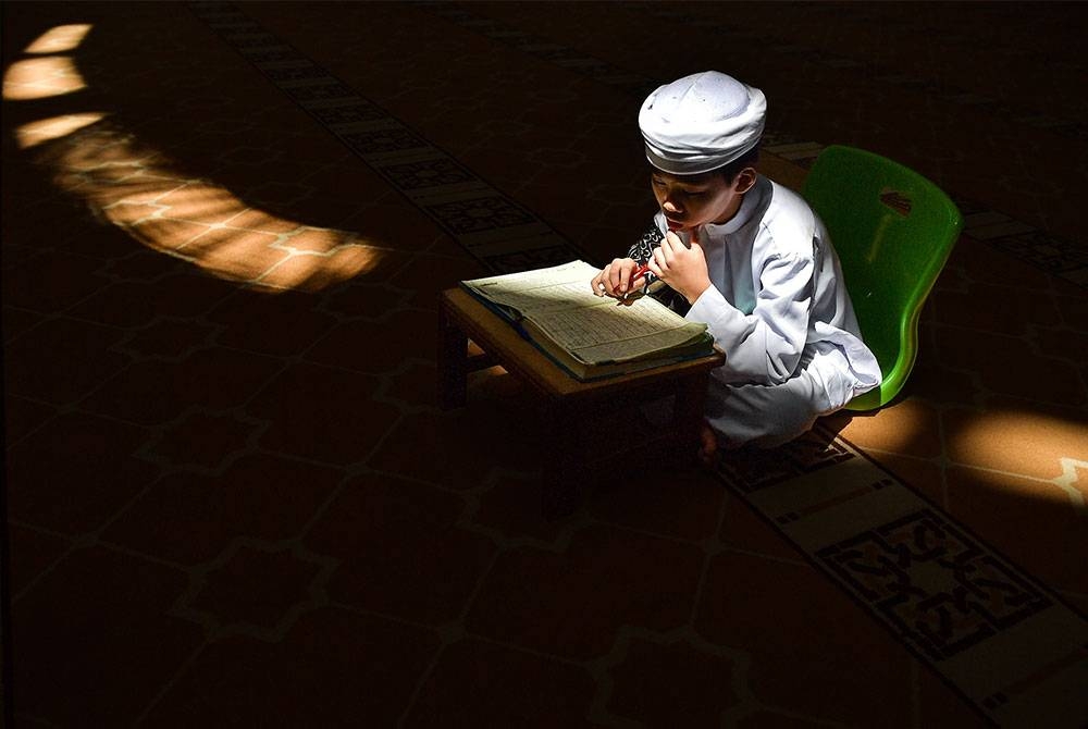 Ramadan bulan diturunkan al-Quran yang penuh barakah banyak diabadikan dalam bait-bait puisi. Gambar hiasan.