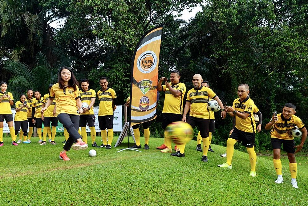 Hannah melakukan gimik pelancaran kempen pengumpulan dana pasukan kebangsaan footgolf Malaysia di Kelab Golf Bukit Jelutong Shah Alam pada Sabtu. Foto: Bernama