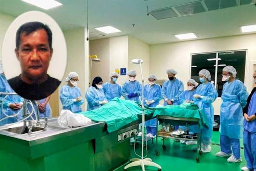 Petugas hospital bertafakur seketika di sebelah jenazah Allahyarham Finno Joitol sebelum proses pemindahan organ bermula. Gambar kecil: Finno Joitol. - Foto Hospital Queen Elizabeth