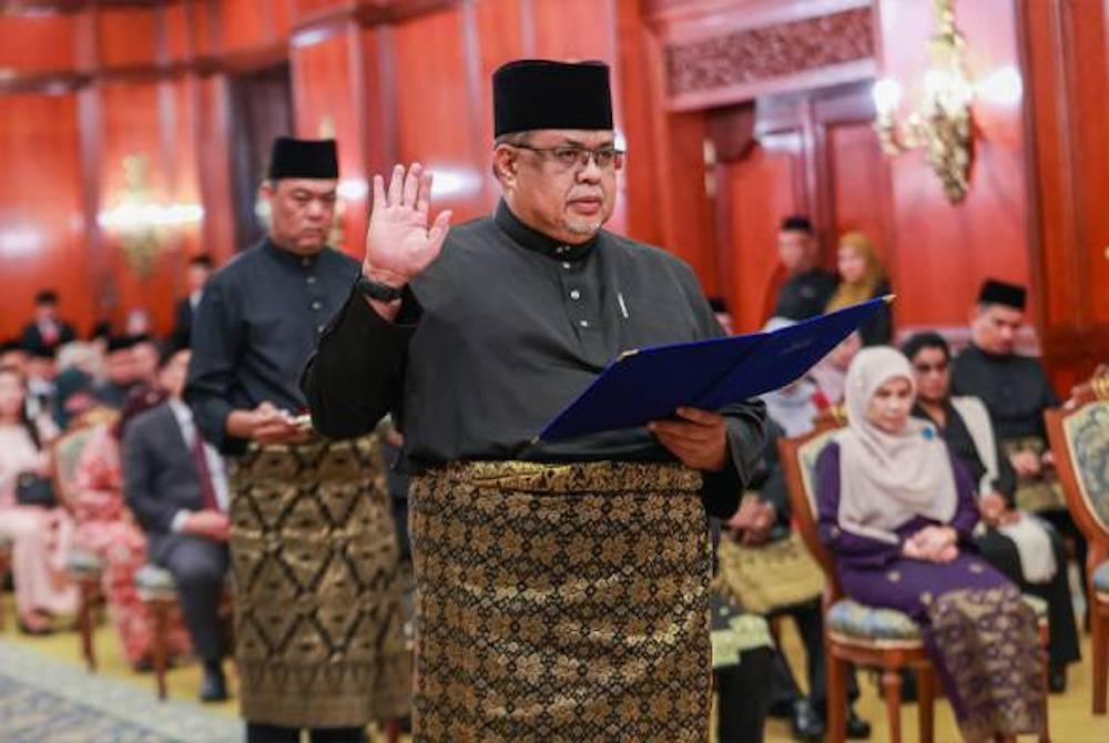 Ab Rauf yang baru mengangkat sumpah sebagai Ketua Menteri Melaka mengesahkan negeri itu bakal membentuk Kerajaan Perpaduan seperti yang dilaksanakan di peringkat persekutuan. - Foto Facebook/Ab Rauf Yusoh