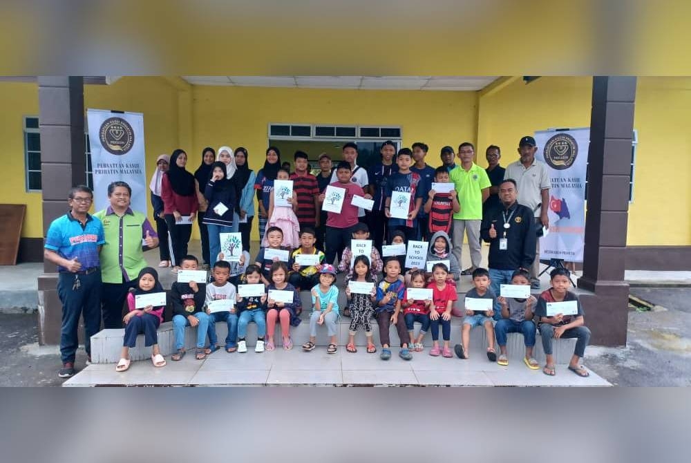 Yayasan Atfal Jannah menyampaikan sumbangan kepada pelajar yang menjadi mangsa banjir di Kampung Bentong, Kluang pada Sabtu.