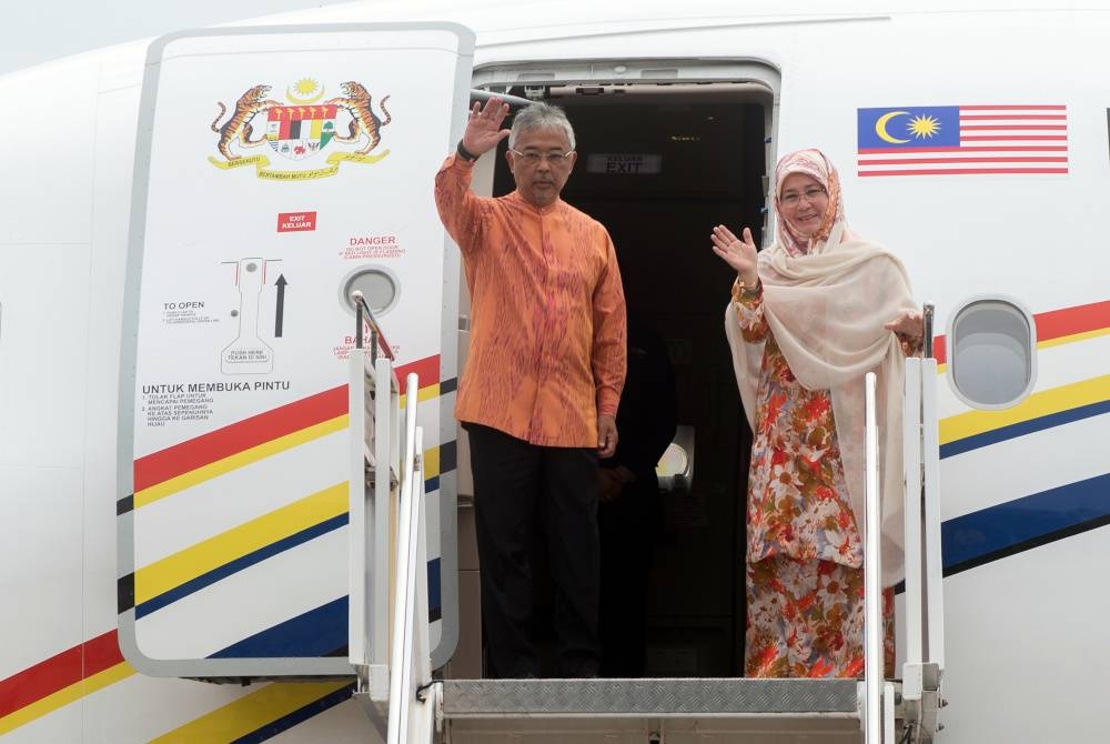 Al-Sultan Abdullah dan Tunku Azizah berangkat pulang hari ini selepas lawatan khas tiga hari ke Wilayah Persekutuan Labuan. - Foto Bernama