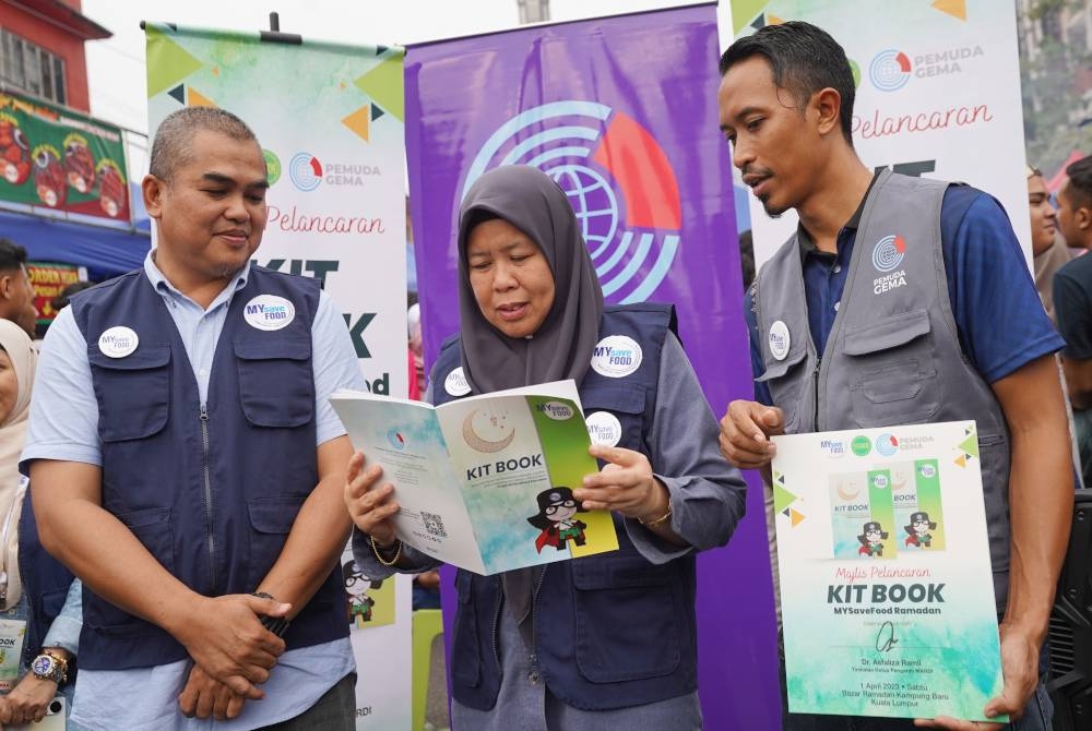 Timbalan Ketua Pengarah MARDI, Dr Asfaliza Ramli (dua kiri) dan Presiden Pemuda GEMA Malaysia, Nasim Ralim (kanan) pada gimik perasmian Majlis Pelancaran Kit Book MYSaveFood Ramadan di Bazar Ramadan Kampung Baru.