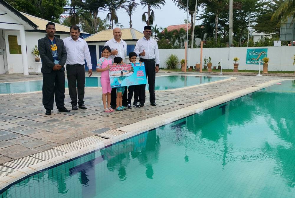 Affendi (kanan) ketika melancarkan Sukan Berenang Rahmah di Sungai Petani pada Ahad.