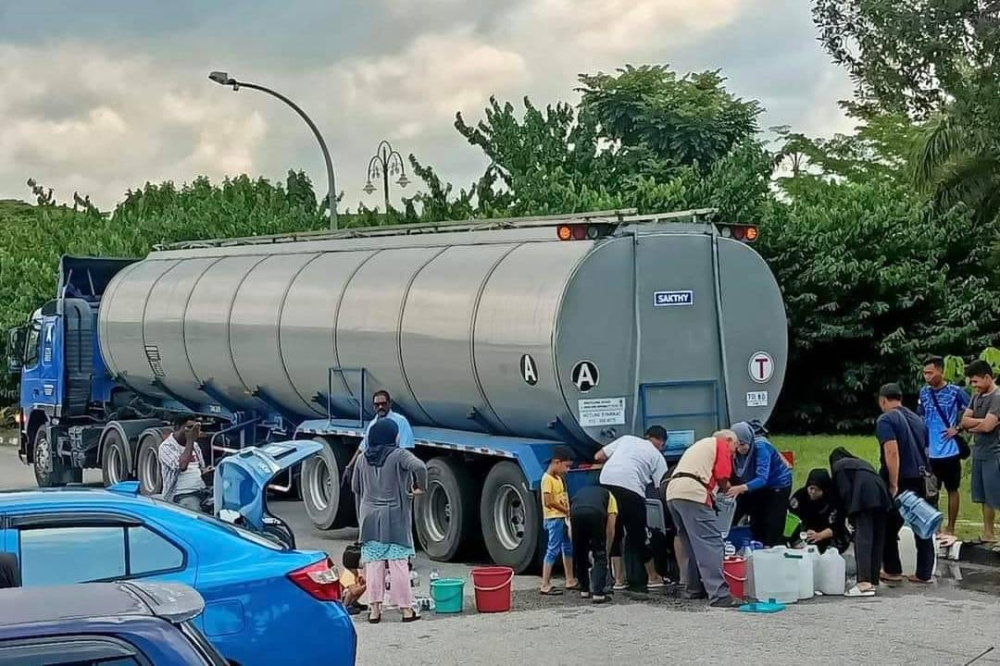 Lori tangki air diatur gerakkan ke kawasan penduduk yang terjejas di daerah Manjung dan Perak Tengah berikutan paip air mentah terputus akibat pergerakan tanah di Loji Rawatan Air Teluk Kepayang dekat Bota sejak Jumaat lalu. - Foto ihsan pembaca