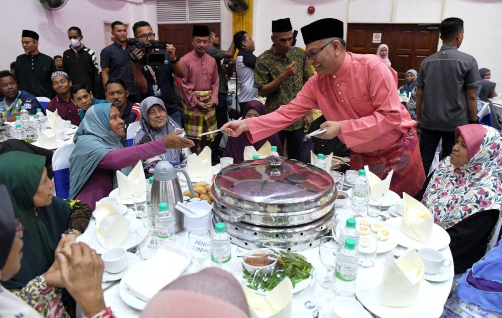 Shamsul Anuar memberi sumbangan pada Majlis Penerapan Nilai-Nilai Murni dan Iftar KDN di Dewan Komuniti Markas Pasukan Polis Marin Wilayah Satu Batu Uban hari ini. Foto Bernama