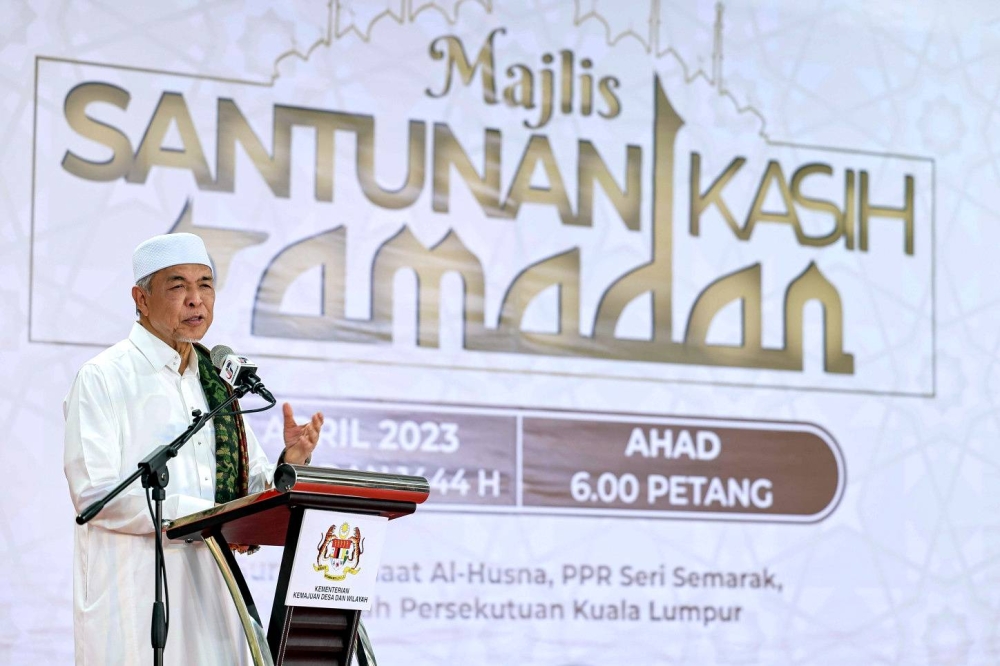 Ahmad Zahid menyampaikan ucapan pada Majlis Santunan Kasih Ramadan di Dewan PPR Seri Semarak hari ini. - Foto Bernama