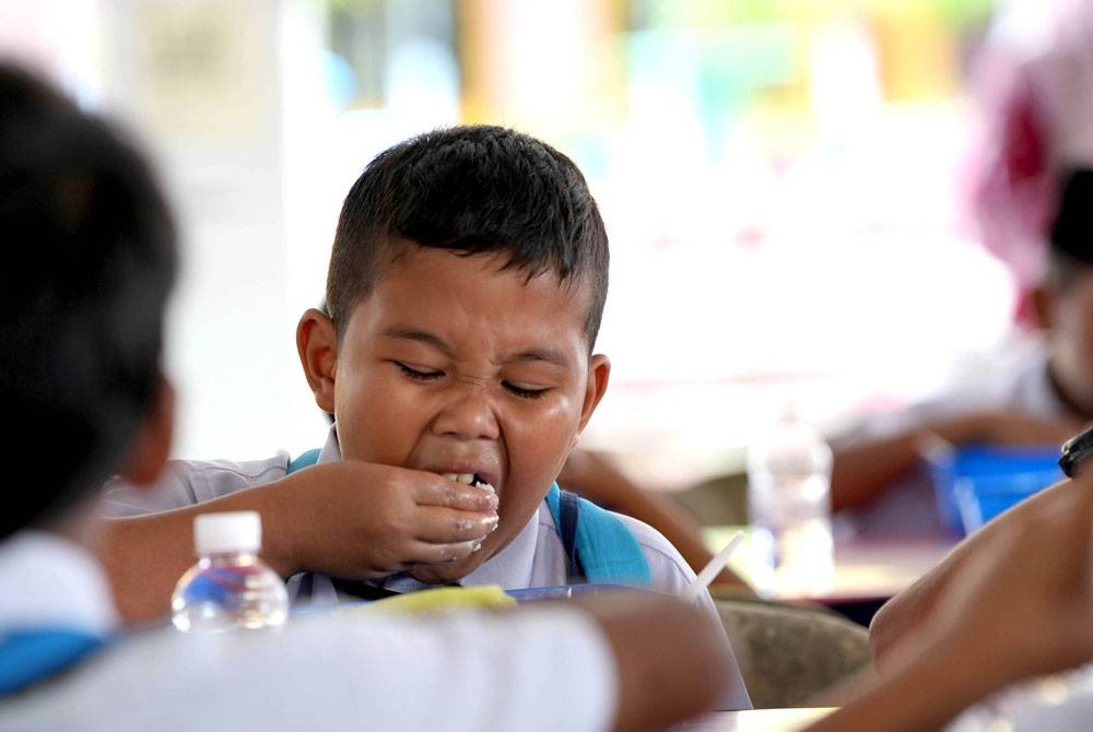 Pelajar menikmati makanan yang disediakan.