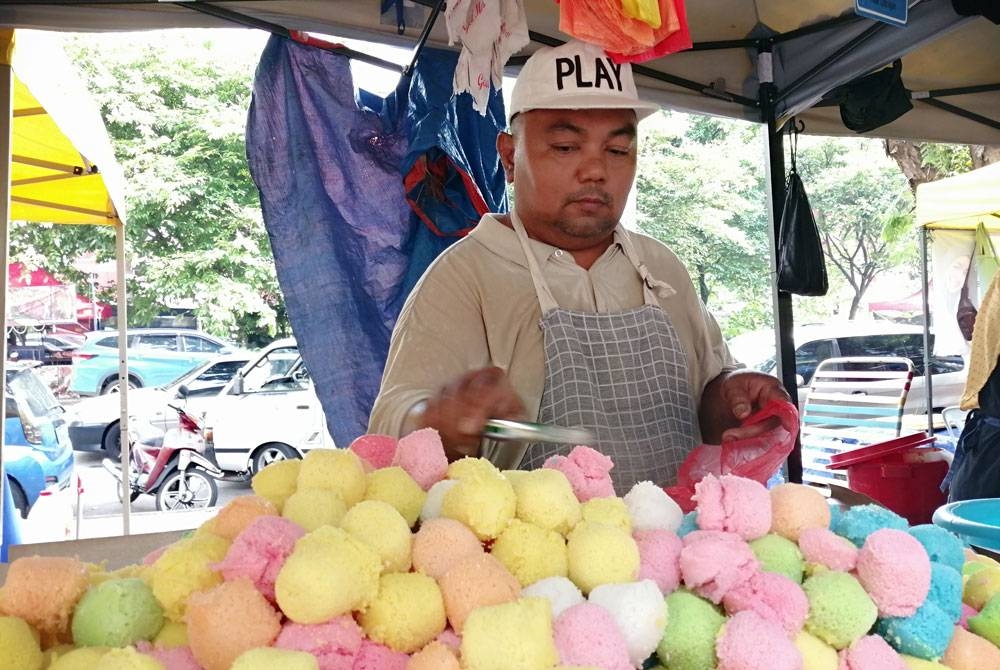 Hasnan meniaga apam beras di pasar malam dan bazar Ramadan sejak 10 tahun lalu.