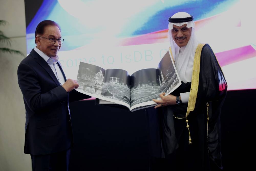 Anwar (kiri) bersama Pengerusi Kumpulan Bank Pembangunan Islam, Dr. Muhammad Al Jasser ketika hadir menyampaikan ucaptama pada Program Bersama Komuniti Perniagaan Bank Pembangunan Islam di Jeddah baru-baru ini. - Foto Bernama