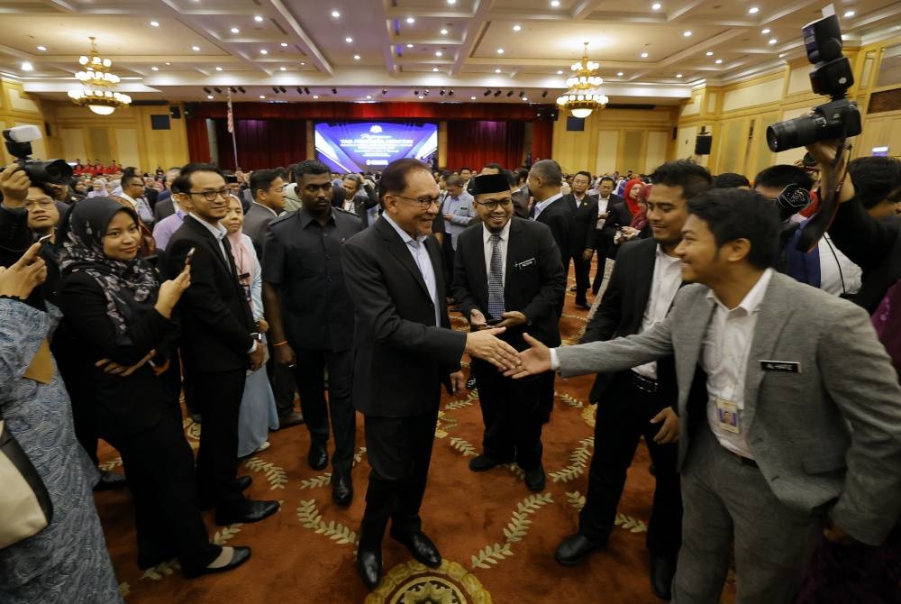 Anwar bersalaman bersama para hadirin pada Majlis Perhimpunan Bulanan Perdana Menteri Bersama Warga Jabatan Perdana Menteri (JPM) di Dewan De' Seri Endon, Puspanitapuri pada Isnin. - Foto Bernama