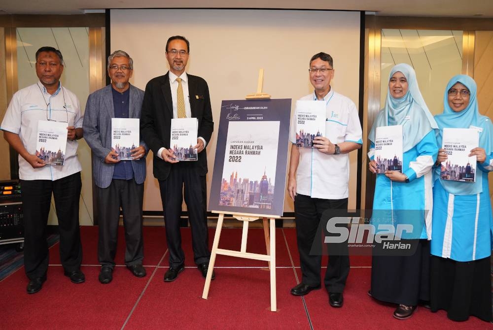 Fauwaz (tiga dari kiri), Badlishah Sham (tiga dari kanan) semasa pembentangan Laporan Kajian Indeks Malaysia Negara Rahmah 2022 di sebuah hotel pada Isnin. FOTO SINAR HARIAN/ ROSLI TALIB