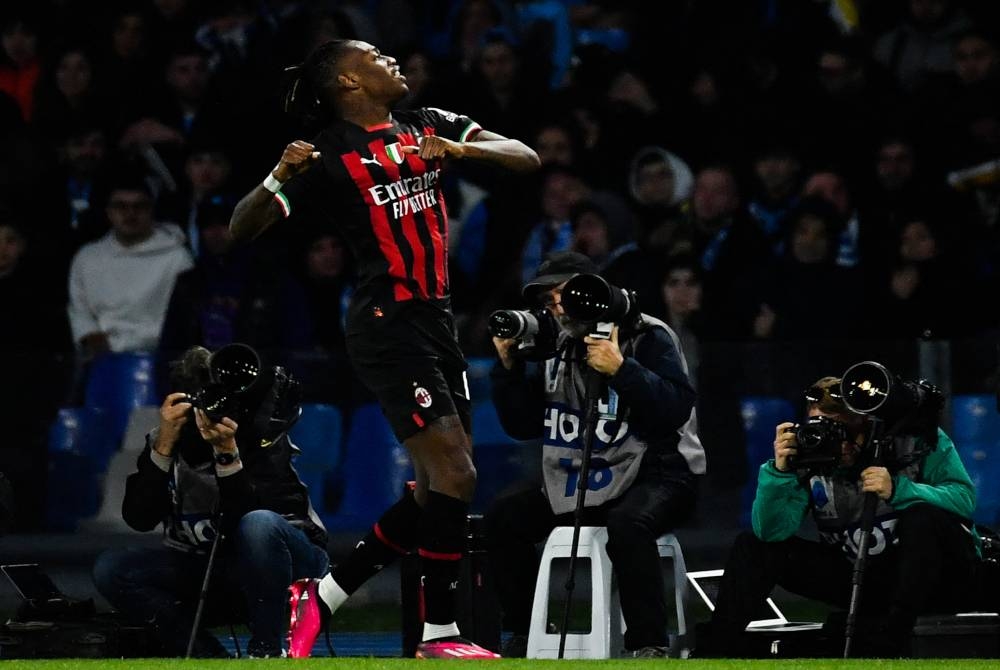 Leao meraikan jaringan ketiga AC Milan ketika berdepan Napoli di Stadium Diego Armando Maradona. - Foto AFP