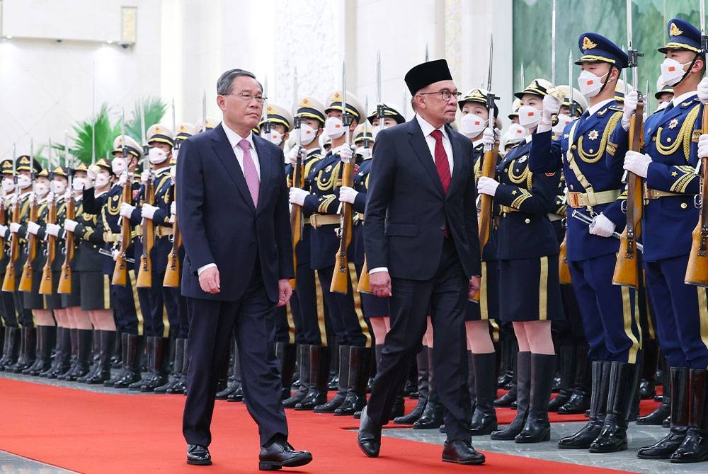 Li Qiang mengalu-alukan kedatangan Anwar di Dewan Utara Balai Besar Rakyat pada Sabtu. Foto Xinhua