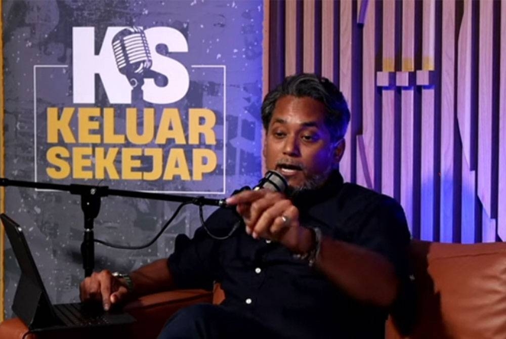 Khairy ketika siaran Keluar Sekejap.