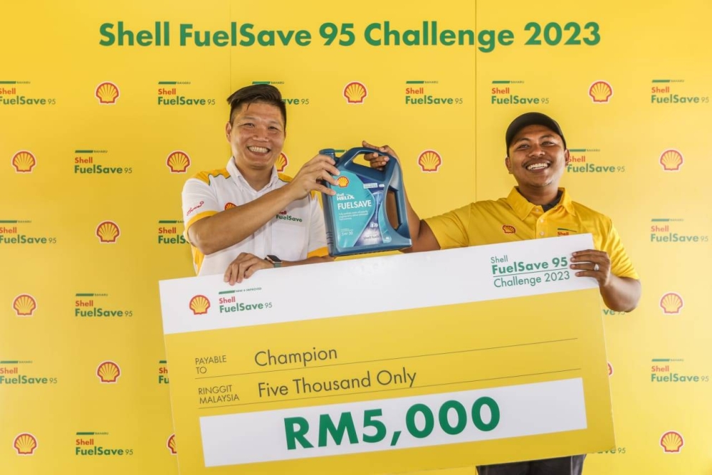 Pengurus Kawasan Utara Shell Malaysia, Lim Yee Kang
menyampaikan hadiah kepada Muhammad Jazli Mahathir yang memenangi Shell FuelSave 95 Challenge 2023 wilayah Utara. 