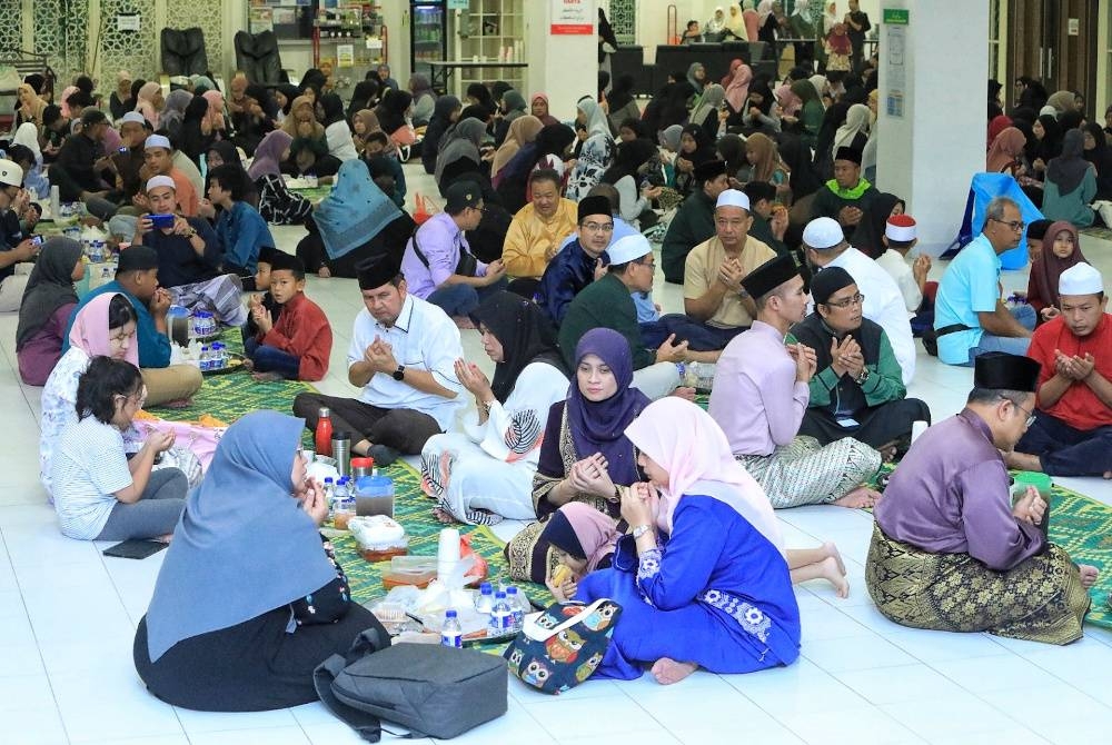 Sebahagian pelajar UTeM yang berbuka dengan nasi talam.